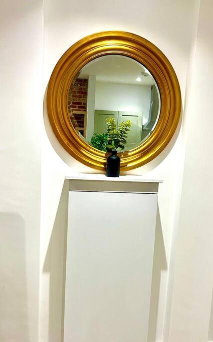 Brand New Apt - Beach Breeze Spacious 1-Bedroom Apartment With Parking - Sleeps 4 Ppl- Internet Борнмут Екстер'єр фото