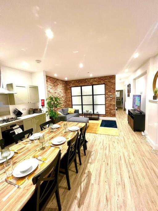 Brand New Apt - Beach Breeze Spacious 1-Bedroom Apartment With Parking - Sleeps 4 Ppl- Internet Борнмут Екстер'єр фото