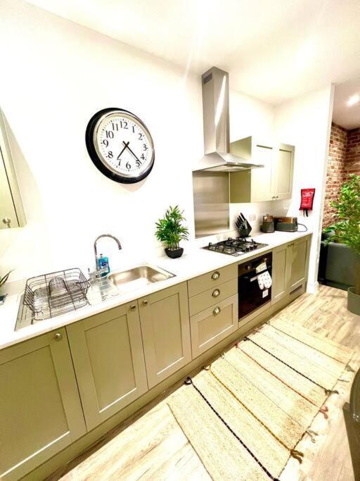 Brand New Apt - Beach Breeze Spacious 1-Bedroom Apartment With Parking - Sleeps 4 Ppl- Internet Борнмут Екстер'єр фото