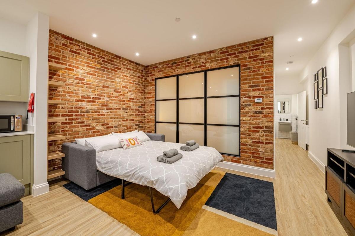 Brand New Apt - Beach Breeze Spacious 1-Bedroom Apartment With Parking - Sleeps 4 Ppl- Internet Борнмут Екстер'єр фото
