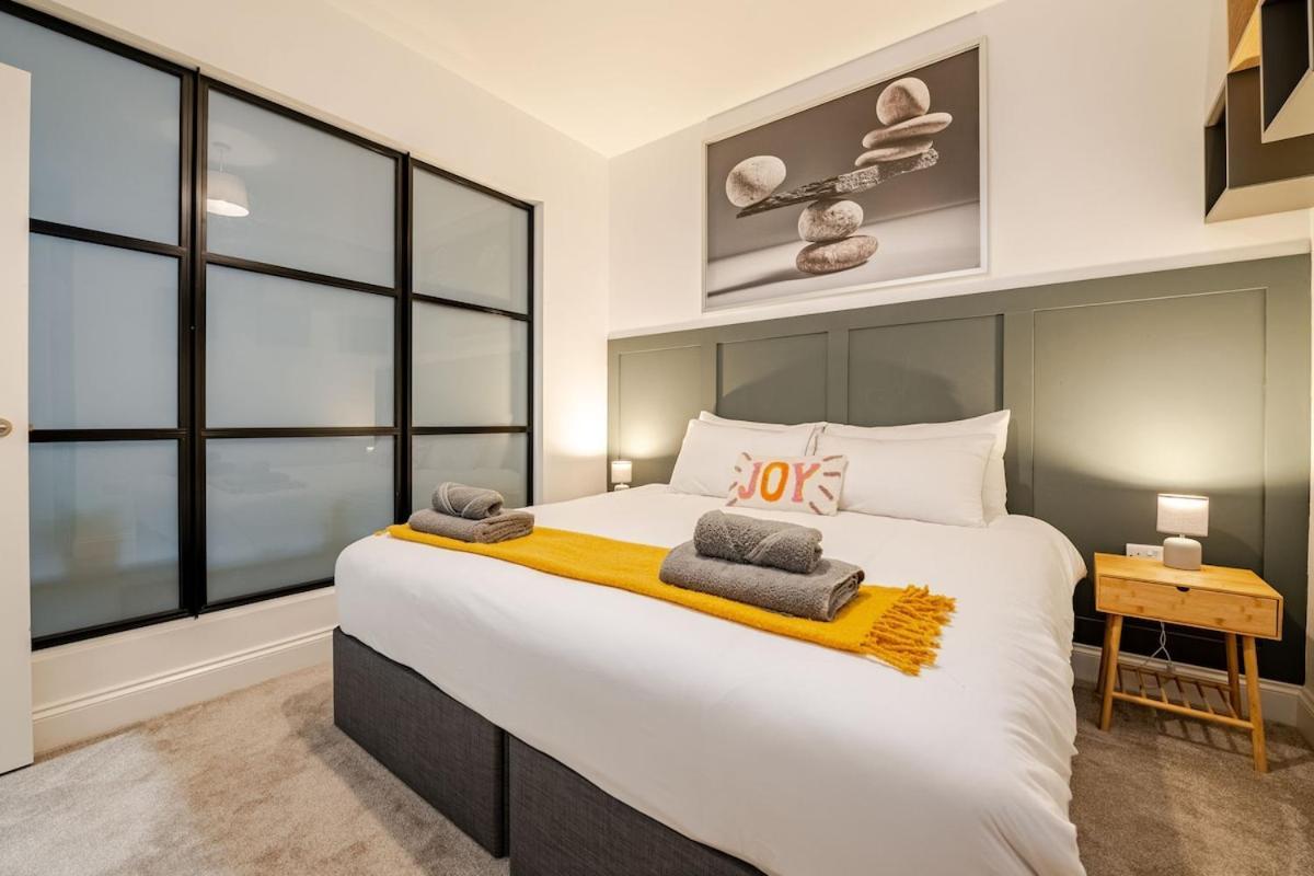 Brand New Apt - Beach Breeze Spacious 1-Bedroom Apartment With Parking - Sleeps 4 Ppl- Internet Борнмут Екстер'єр фото
