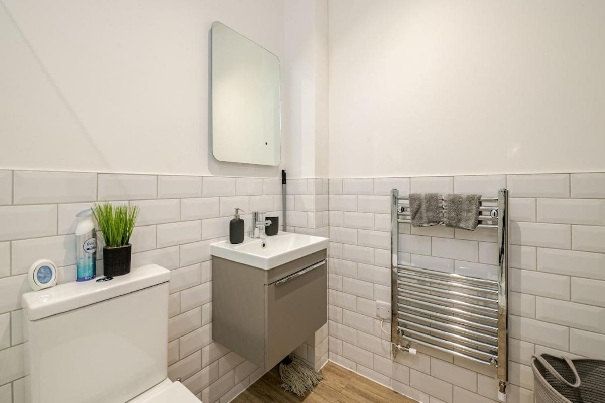 Brand New Apt - Beach Breeze Spacious 1-Bedroom Apartment With Parking - Sleeps 4 Ppl- Internet Борнмут Екстер'єр фото