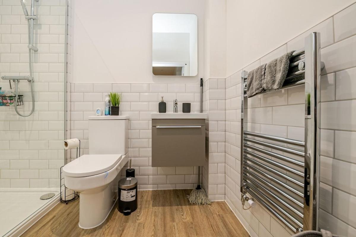 Brand New Apt - Beach Breeze Spacious 1-Bedroom Apartment With Parking - Sleeps 4 Ppl- Internet Борнмут Екстер'єр фото