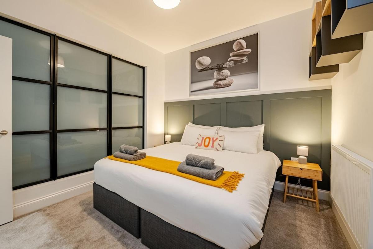 Brand New Apt - Beach Breeze Spacious 1-Bedroom Apartment With Parking - Sleeps 4 Ppl- Internet Борнмут Екстер'єр фото