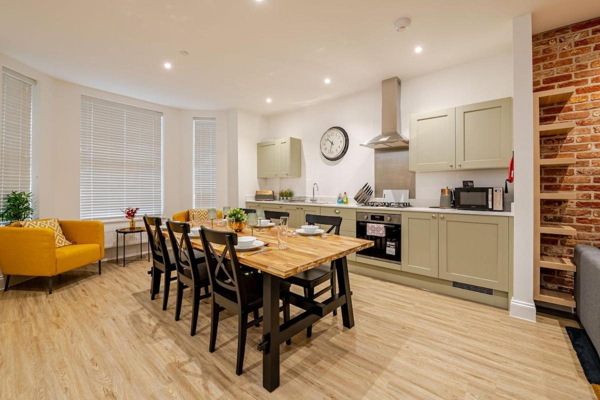 Brand New Apt - Beach Breeze Spacious 1-Bedroom Apartment With Parking - Sleeps 4 Ppl- Internet Борнмут Екстер'єр фото