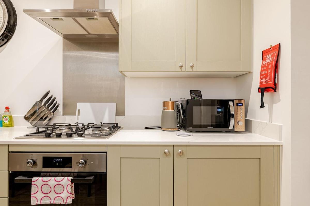 Brand New Apt - Beach Breeze Spacious 1-Bedroom Apartment With Parking - Sleeps 4 Ppl- Internet Борнмут Екстер'єр фото