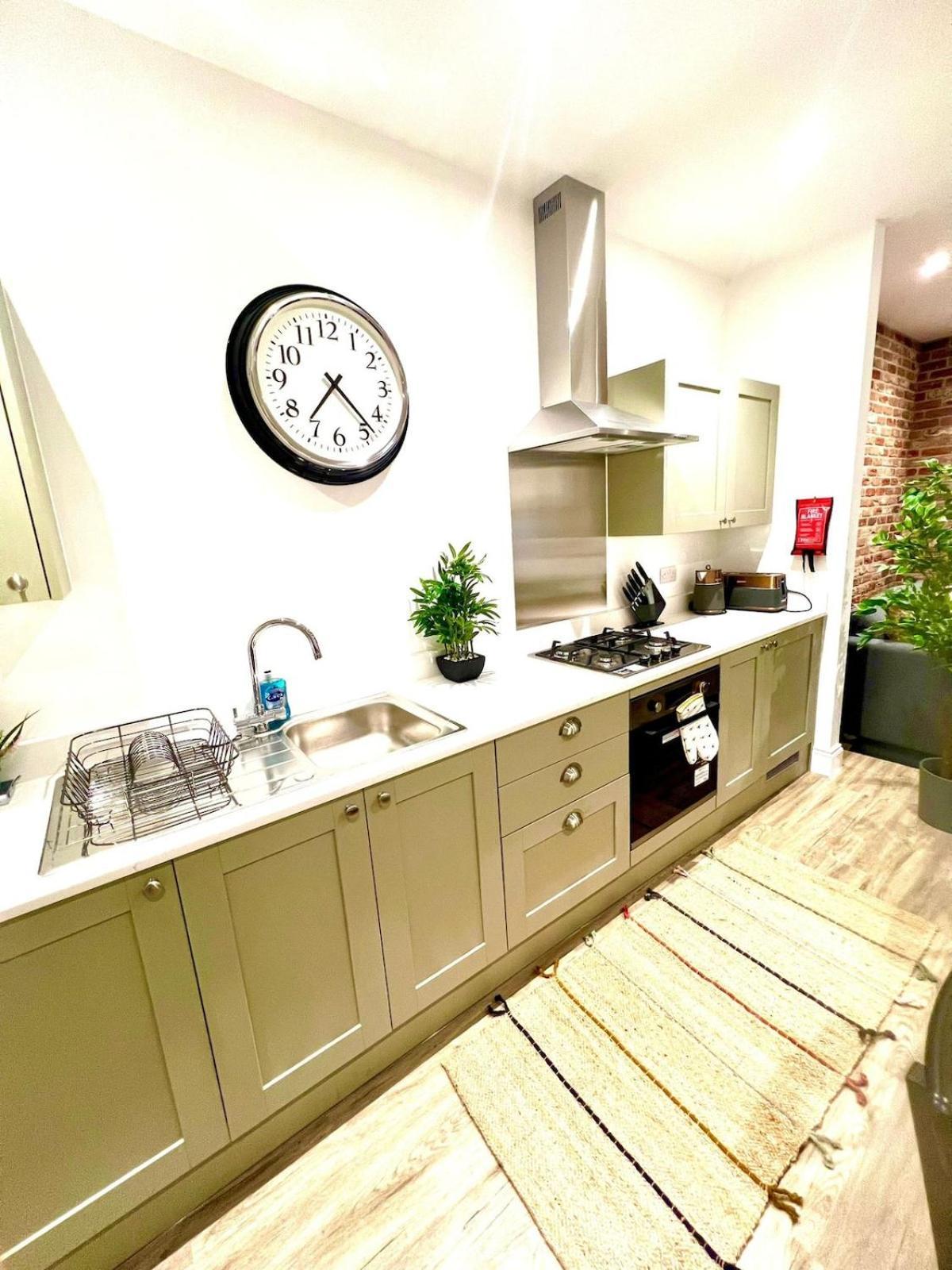 Brand New Apt - Beach Breeze Spacious 1-Bedroom Apartment With Parking - Sleeps 4 Ppl- Internet Борнмут Екстер'єр фото