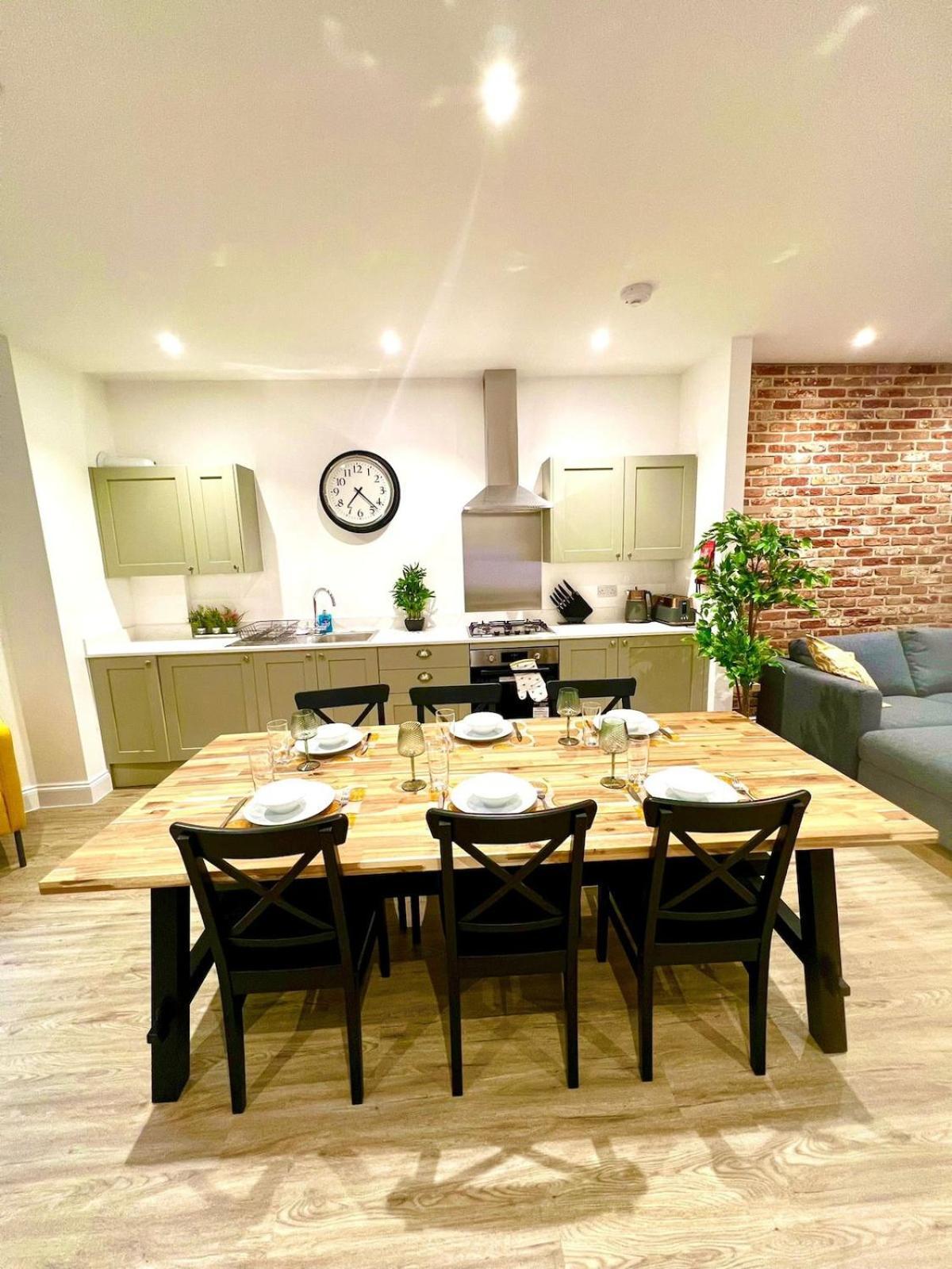Brand New Apt - Beach Breeze Spacious 1-Bedroom Apartment With Parking - Sleeps 4 Ppl- Internet Борнмут Екстер'єр фото