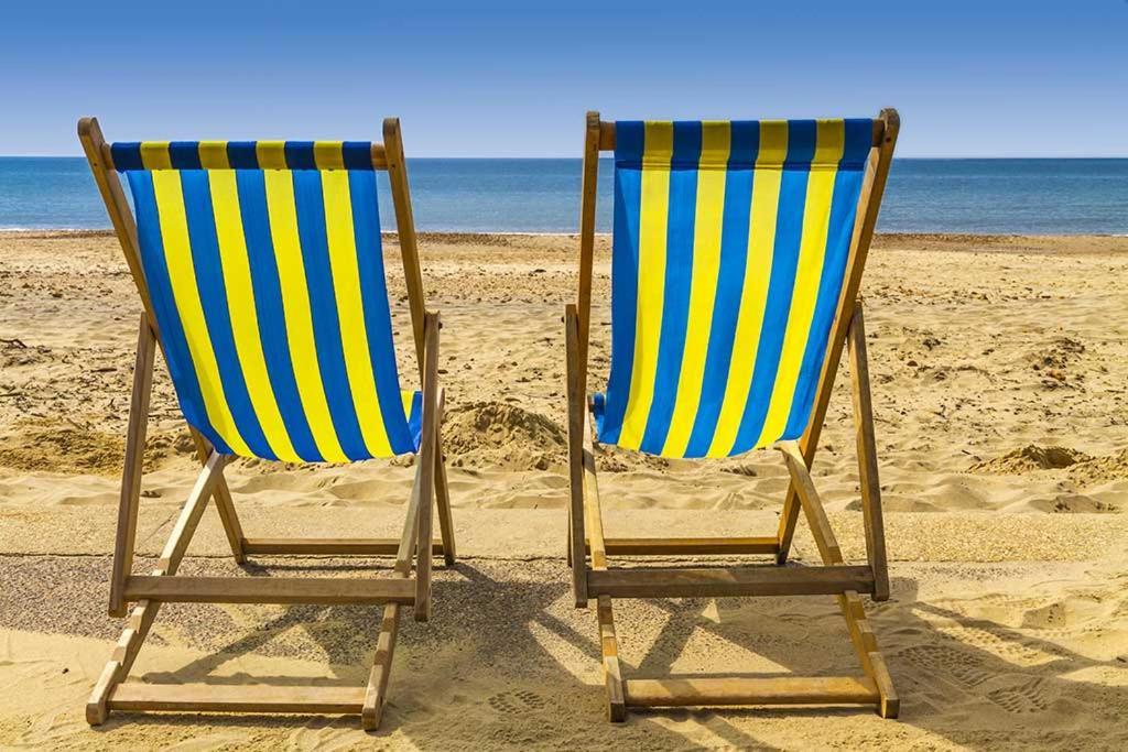 Brand New Apt - Beach Breeze Spacious 1-Bedroom Apartment With Parking - Sleeps 4 Ppl- Internet Борнмут Екстер'єр фото